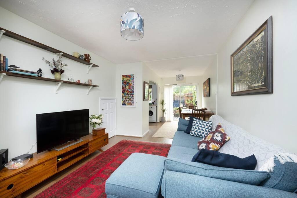 לונדון Victoria Park 2 Bedroom House W/ Garden & Parking מראה חיצוני תמונה